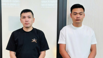 Võ Đại Trường Lâm (trái) và Lê Trọng Hải Anh tại cơ quan điều tra.