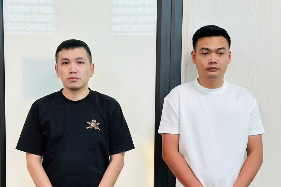 Võ Đại Trường Lâm (trái) và Lê Trọng Hải Anh tại cơ quan điều tra.
