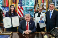 Tổng thống Donald Trump và các cộng sự.