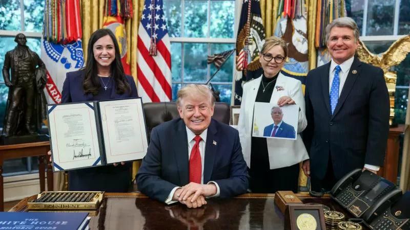 Tổng thống Donald Trump và các cộng sự.