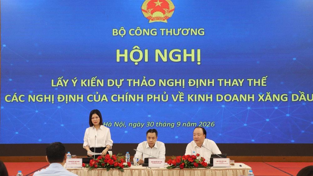 Tại Hội nghị lấy ý kiến rộng rãi dự thảo nghị định thay thế các nghị định của Chính phủ về kinh doanh xăng dầu, nhiều ý kiến cho rằng, cần cắt giảm các tầng nấc trung gian, trao thêm quyền cho doanh nghiệp xăng dầu. (Ảnh: BẢO TRUNG)