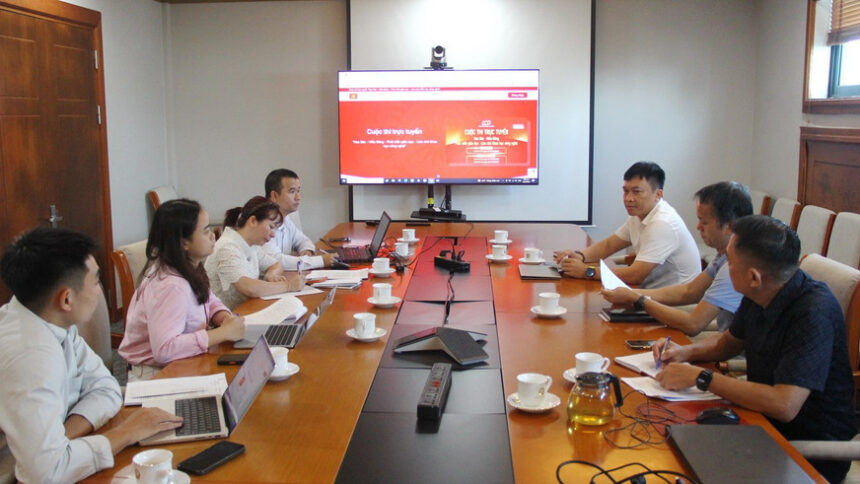 Đại diện Ban tổ chức họp, xem xét, cho ý kiến về 'bản nháp' nền tảng Cuộc thi trực tuyến.