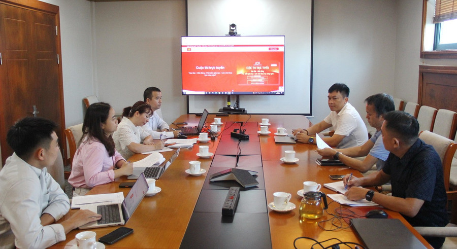 Đại diện Ban tổ chức họp, xem xét, cho ý kiến về 'bản nháp' nền tảng Cuộc thi trực tuyến.