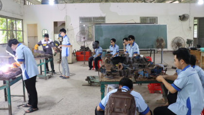 Tiết thực hành nghề hàn tại Trường Cao đẳng Cà Mau. Ảnh: QM.