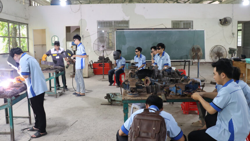 Tiết thực hành nghề hàn tại Trường Cao đẳng Cà Mau. Ảnh: QM.