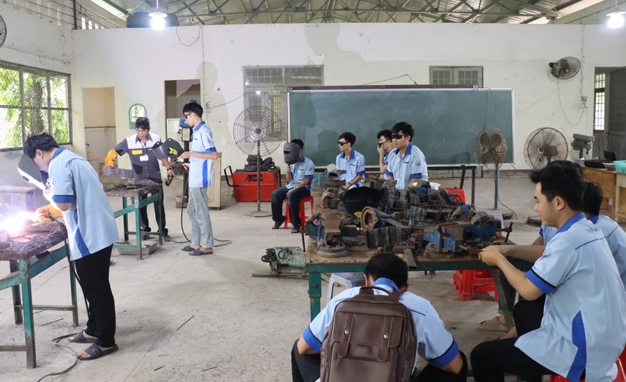 Tiết thực hành nghề hàn tại Trường Cao đẳng Cà Mau. Ảnh: QM.
