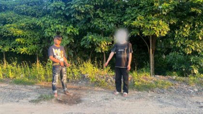 Đàm Phương Đông (bên trái) cùng bị hại chỉ dẫn tại hiện trường vụ cướp tài sản. Ảnh: Công an tỉnh Hưng Yên