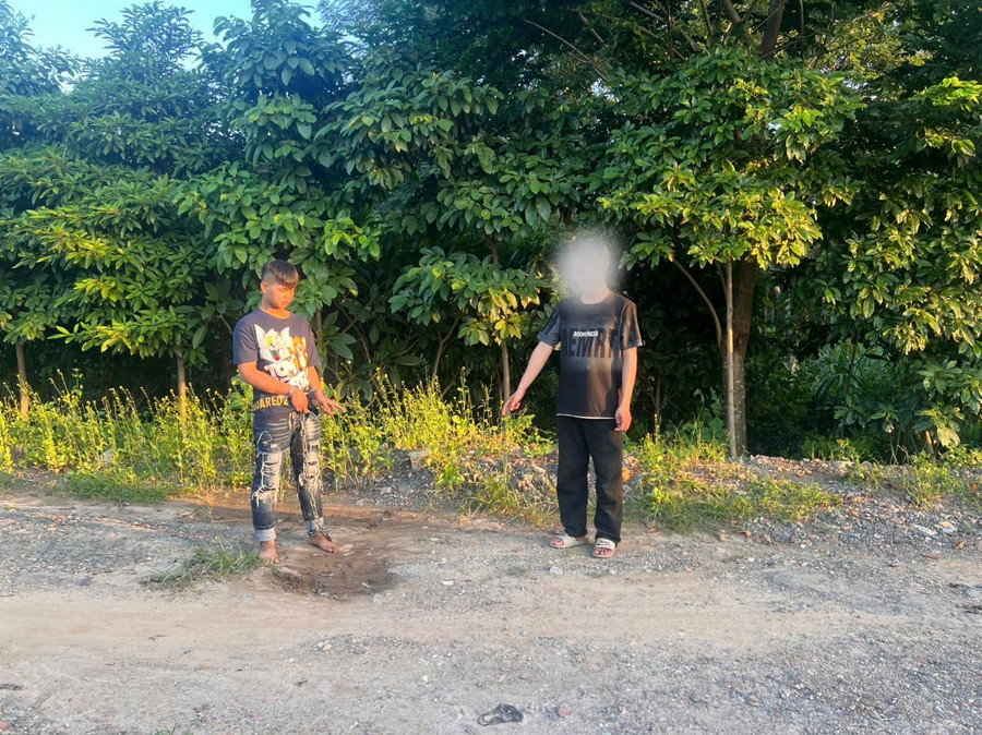 Đàm Phương Đông (bên trái) cùng bị hại chỉ dẫn tại hiện trường vụ cướp tài sản. Ảnh: Công an tỉnh Hưng Yên