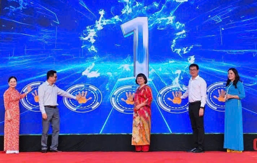Các đại biểu thực hiện nghi thức khởi động Tuần lễ hưởng ứng học tập suốt đời năm 2026. Ảnh: BCB
