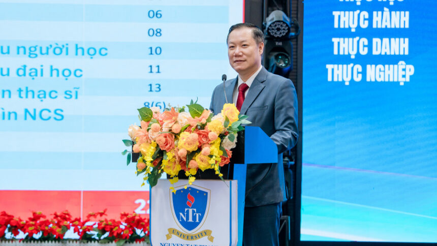 Ông Nguyễn Tiến Thảo trình bày báo cáo kết quả năm học 2025-2026 và triển khai các nhiệm vụ trọng tâm năm học 2026-2027 của khối giáo dục đại học. Ảnh: M.Tùng.